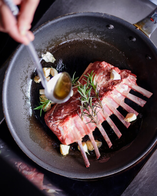 肉料理の調理シーン