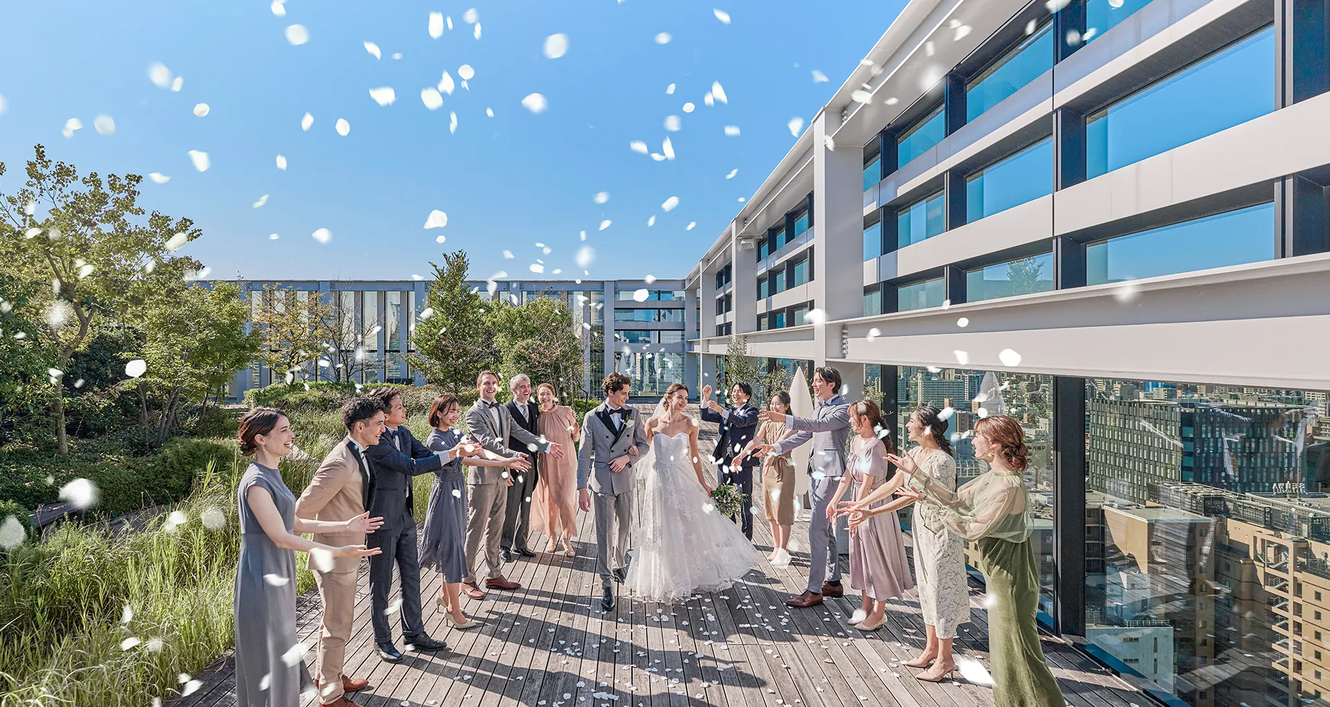 まぶしい陽光に映える緑の木々が美しい屋上ガーデン