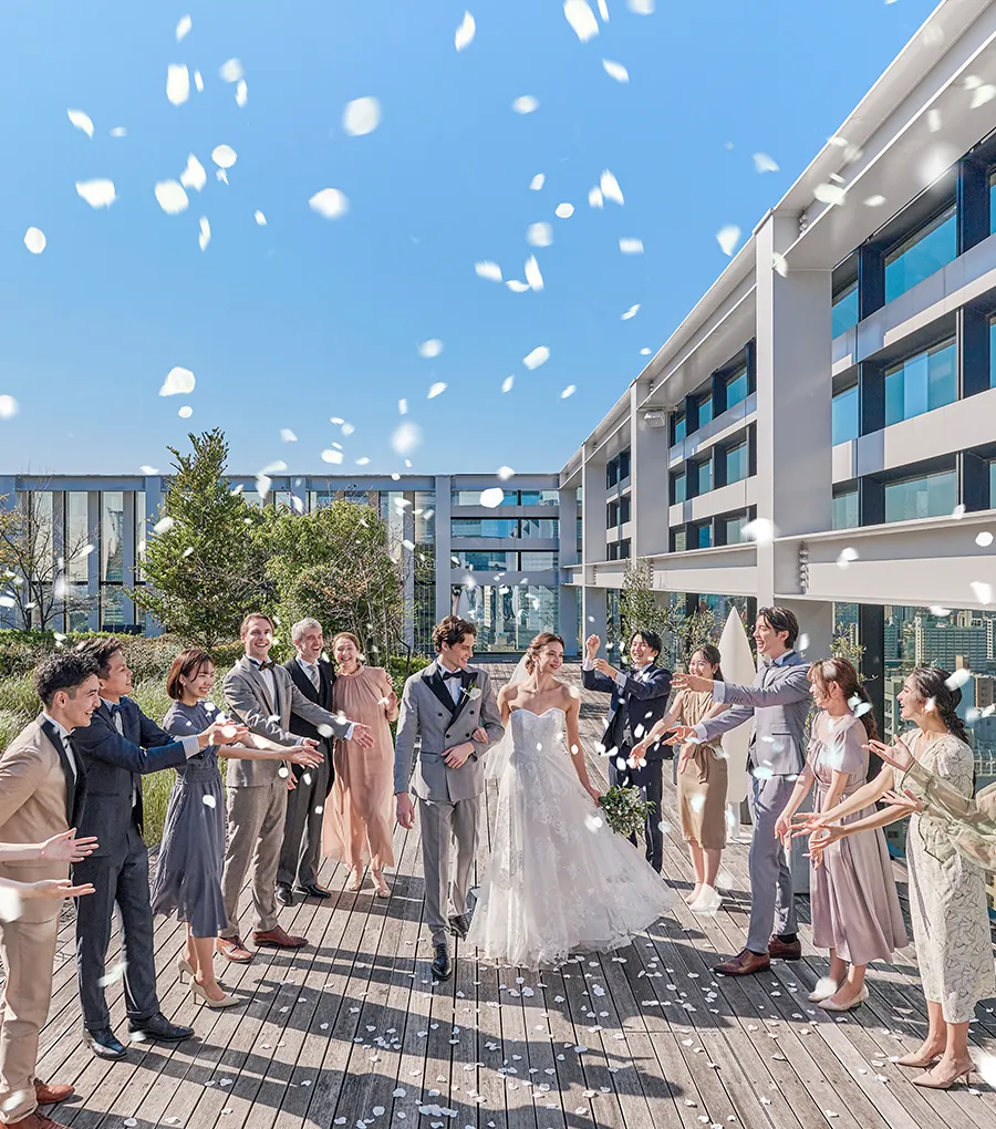 まぶしい陽光に映える緑の木々が美しい屋上ガーデン