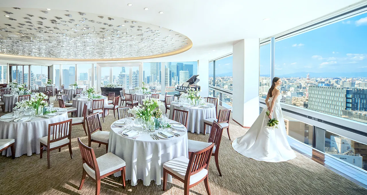 天井から床まで届く大きなガラス窓を配した パーティ会場