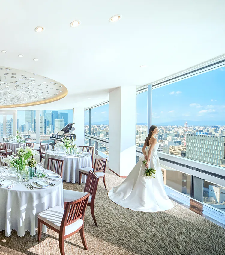 天井から床まで届く大きなガラス窓を配した パーティ会場